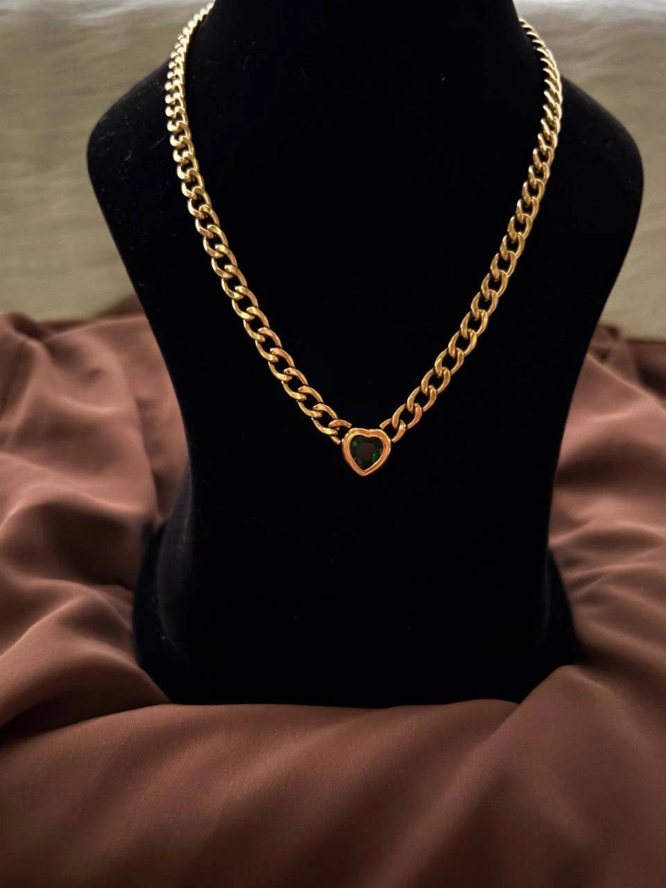 EMERALD HEART CHAIN CHOKER