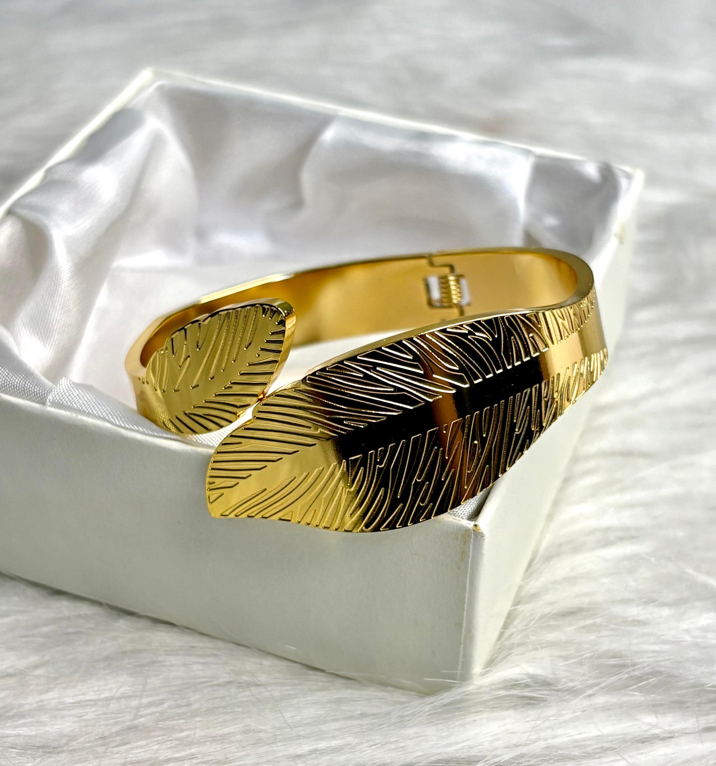 Women’s Gold-Plated Anti-Tarnish Leaf Design Bangles | Stylish Open Cuff Bracelet in Korean Jewellery Style | Elegant Women Jewellery | Trendy Anti-Tarnish Bracelet & Bangle | Statement Women Necklace Look