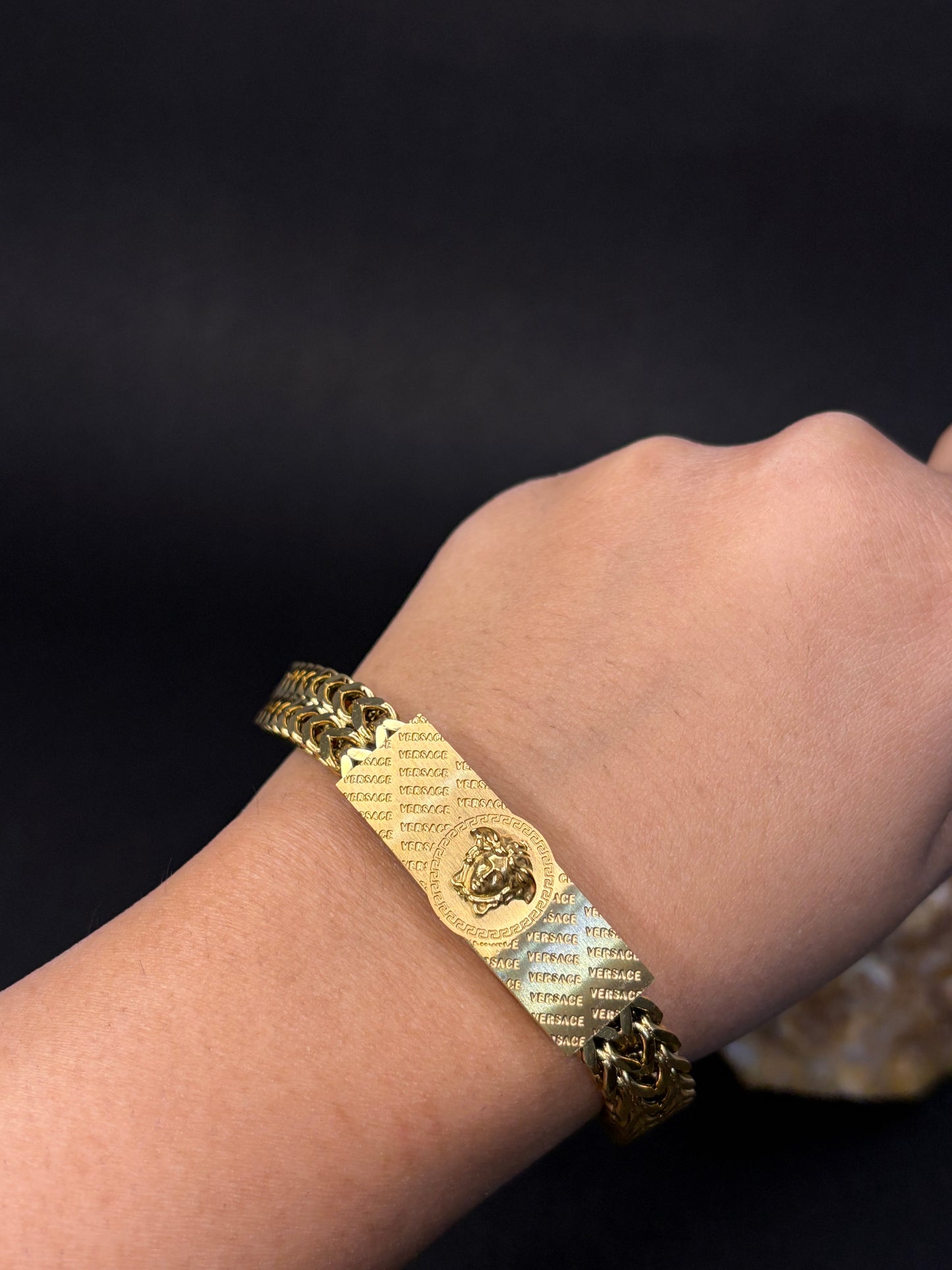 ZIOR Men's Lion Emblem Bracelet with Textured Plate Anti-Tarnish Gold-Tone Designer Chain