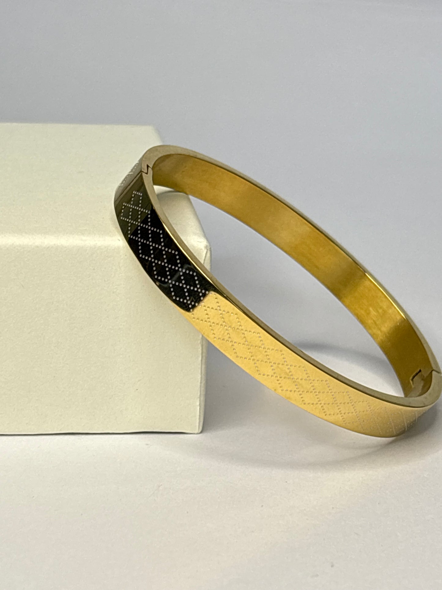 ZIOR Men's Gold-Tone Kada Bracelet with Black Pattern Detailing Anti-Tarnish Stainless Steel Bangle